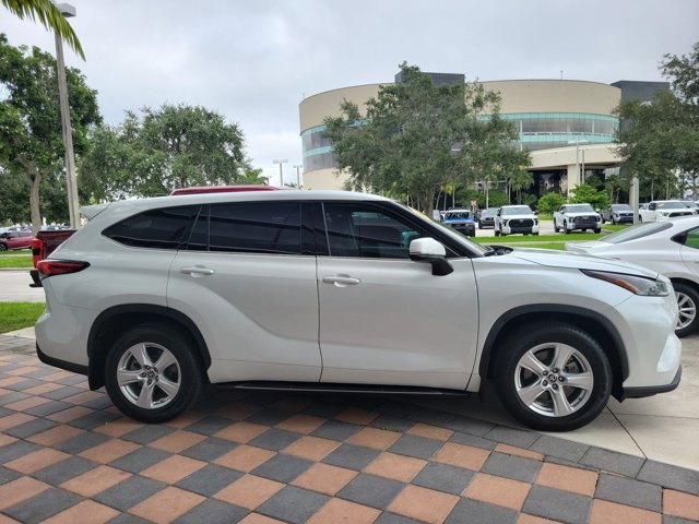 Used 2022 Toyota Highlander L FWD image 7
