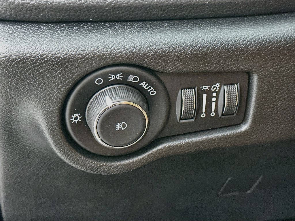 Used 2024 Chrysler Pacifica Pinnacle w/ Trailer Tow Group FWD image 18
