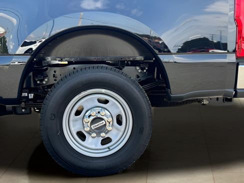 New 2025 Ford F350 XL w/ XL Chrome Package RWD image 33