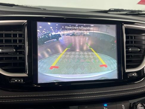 Certified 2024 Chrysler Pacifica Limited FWD image 19