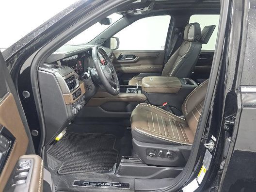 Used 2025 GMC Yukon Denali Ultimate AWD/4WD image 7