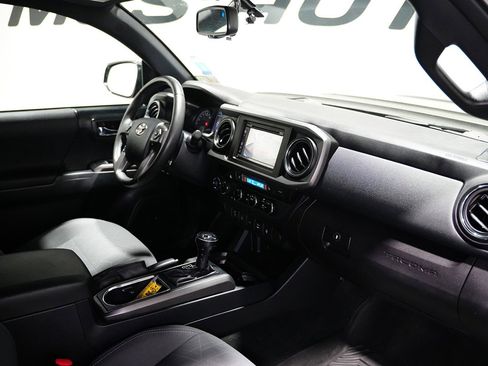 Used 2017 Toyota Tacoma TRD Sport w/ Premium & Technology Package image 22