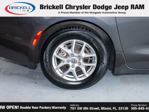 Used 2023 Chrysler Pacifica Touring-L FWD image 41