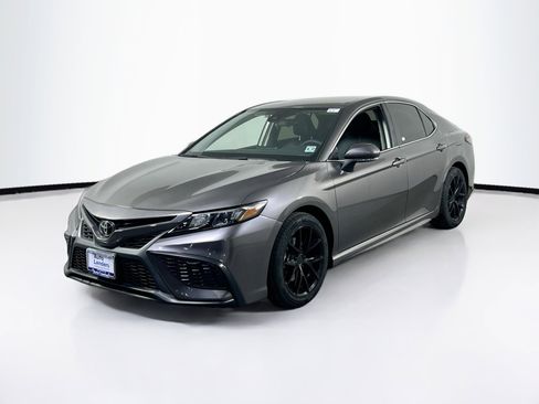 Used 2022 Toyota Camry SE image 1