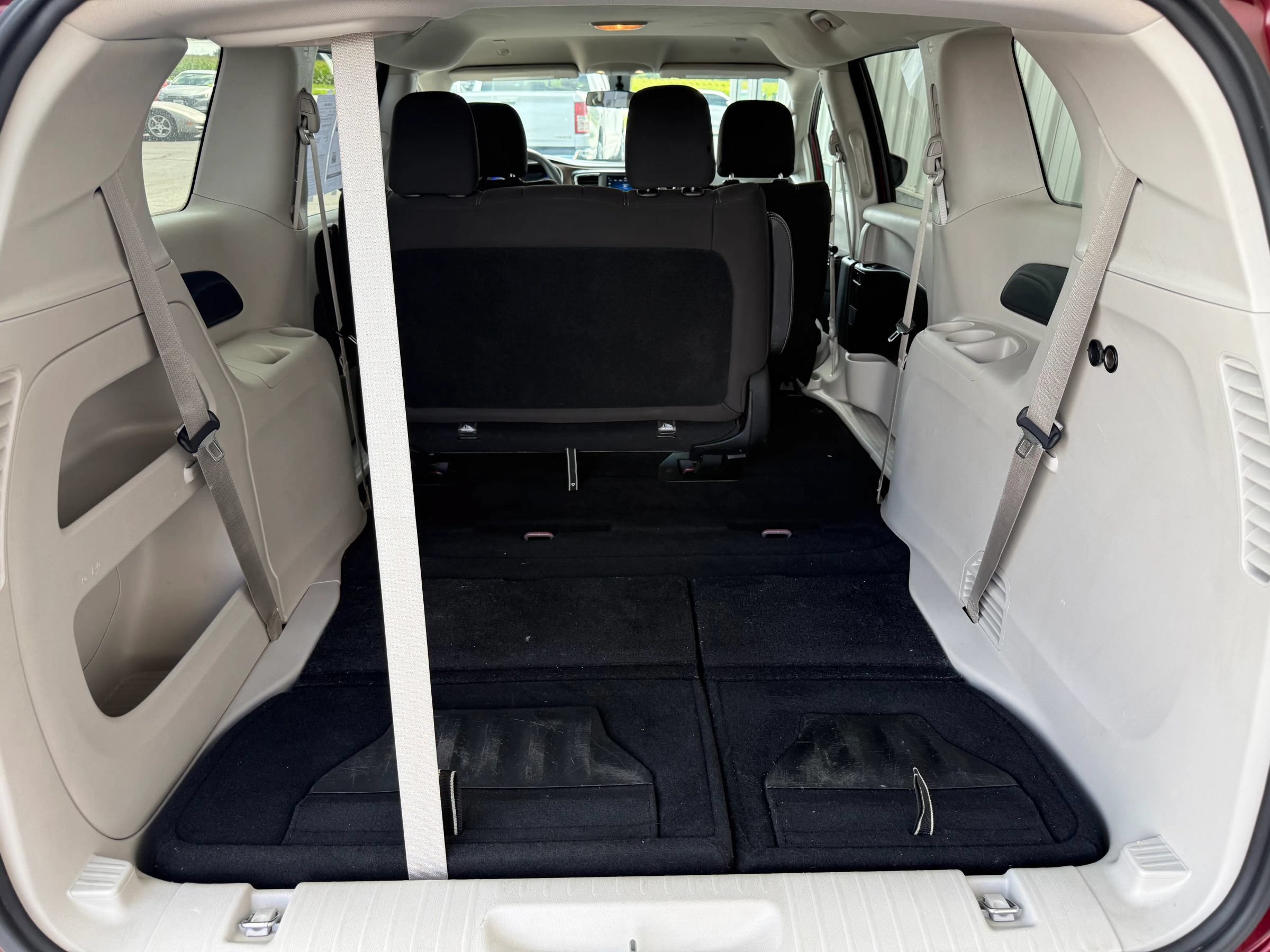 Used 2020 Chrysler Voyager L FWD image 8