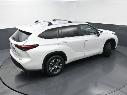 Used 2023 Toyota Highlander XLE image 34