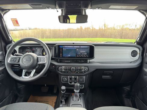 Used 2025 Jeep Wrangler Unlimited Sahara AWD/4WD image 19