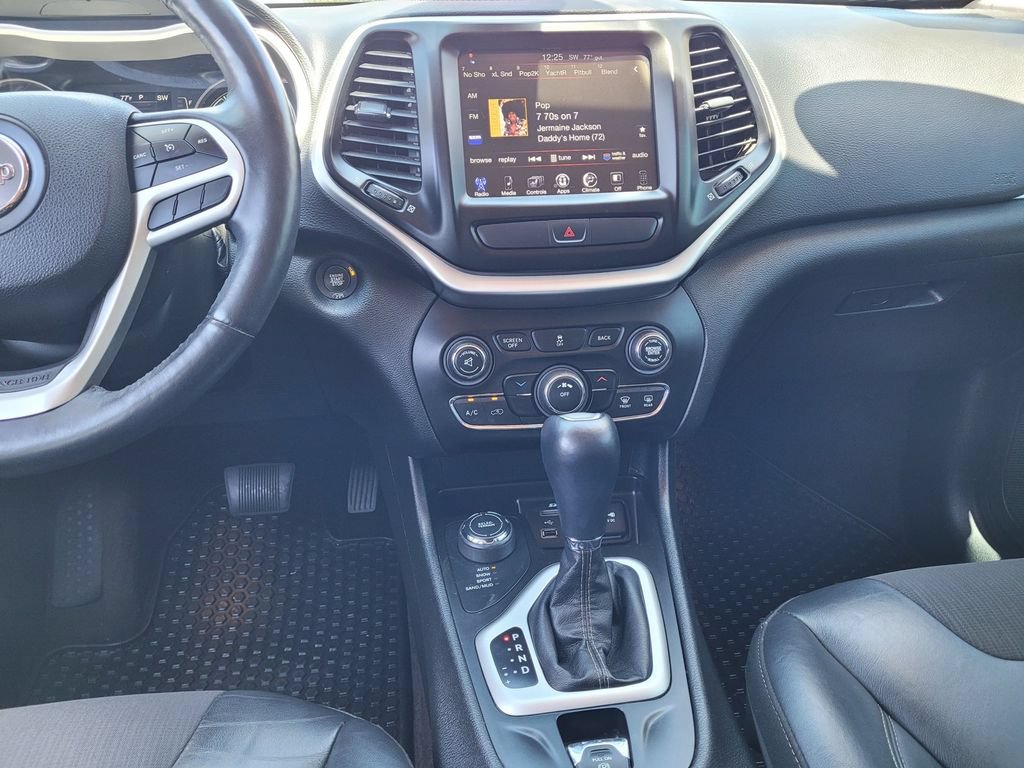 Used 2018 Jeep Cherokee Latitude Plus w/ Cold Weather Group AWD/4WD image 11