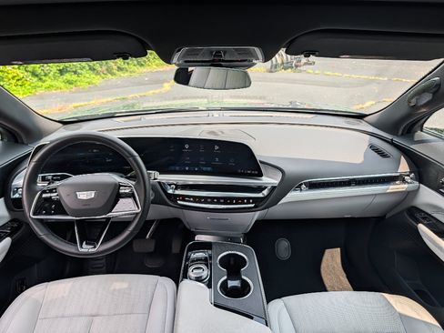 Used 2024 Cadillac Lyriq Luxury AWD/4WD image 33