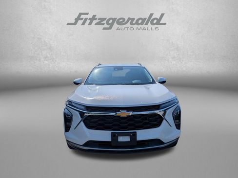 Used 2025 Chevrolet Trax LT FWD image 2