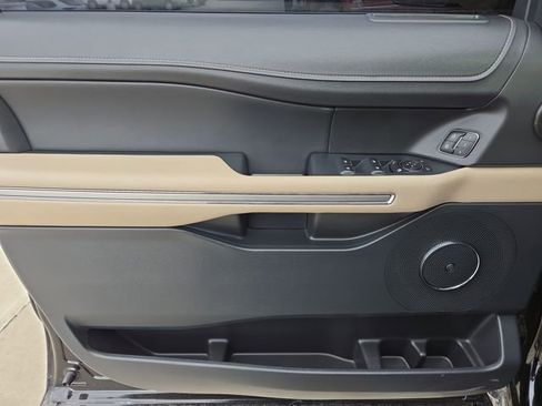 Used 2022 Ford Expedition Limited image 14