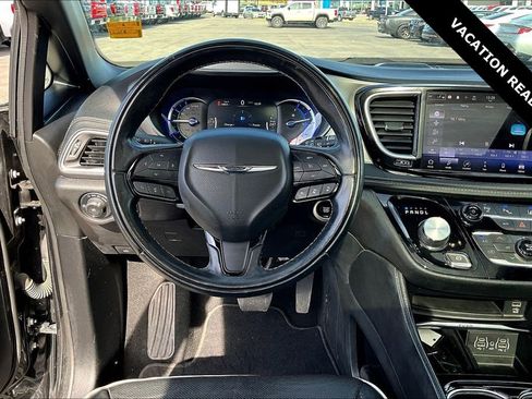 Used 2022 Chrysler Pacifica Limited w/ Uconnect Theater Family Group image 8