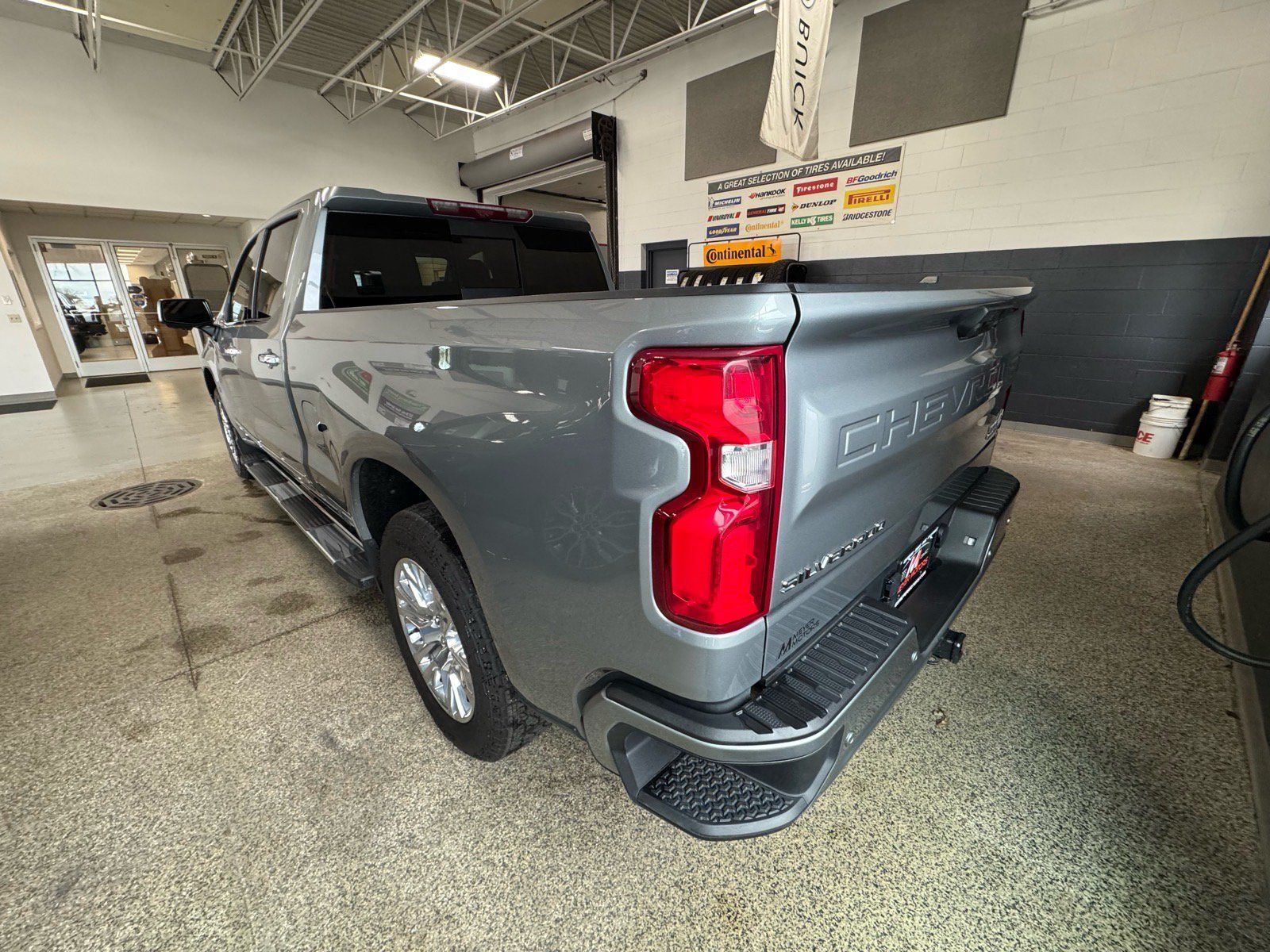 Used 2024 Chevrolet Silverado 1500 High Country w/ High Country Premium Package AWD/4WD image 7