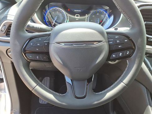 New 2027 Chrysler Pacifica Limited AWD/4WD image 23