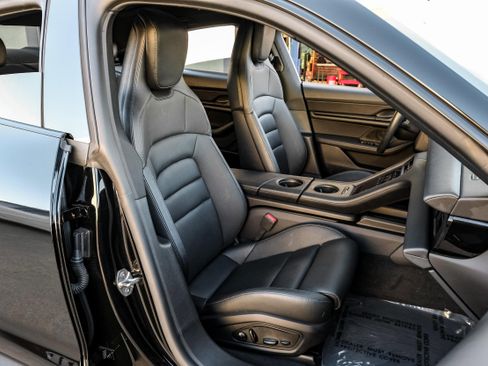 Used 2021 Porsche Taycan image 30