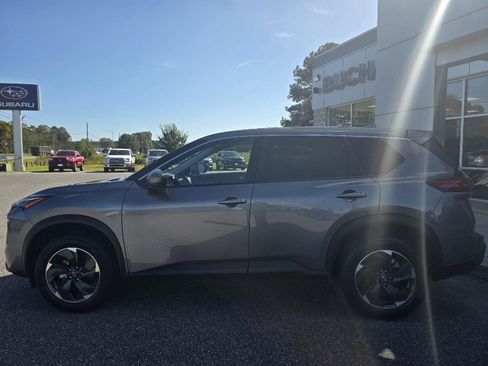 Used 2024 Nissan Rogue SV image 9