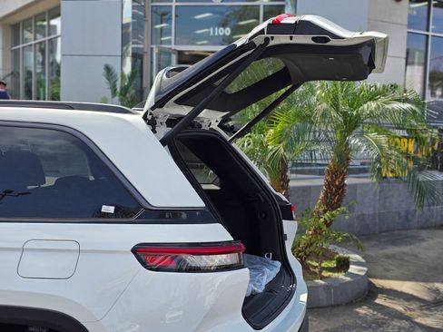 New 2026 Jeep Grand Cherokee Laredo image 8