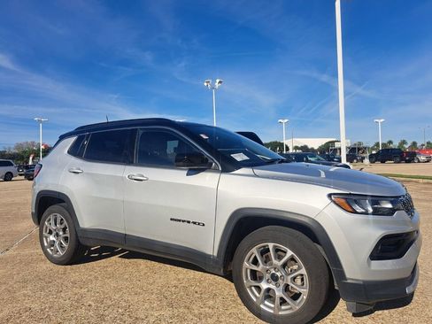 Used 2025 Jeep Compass Limited image 3
