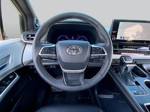 Used 2026 Toyota Sienna XSE FWD image 6