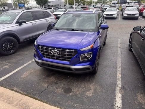 Used 2023 Hyundai Venue Limited FWD image 11