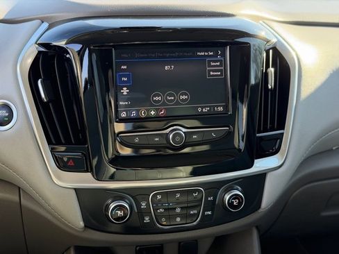 Used 2021 Chevrolet Traverse LT image 23