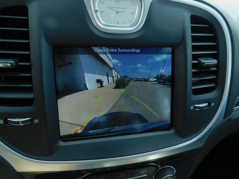 Used 2019 Chrysler 300 Limited w/ Safetytec Plus Group image 31