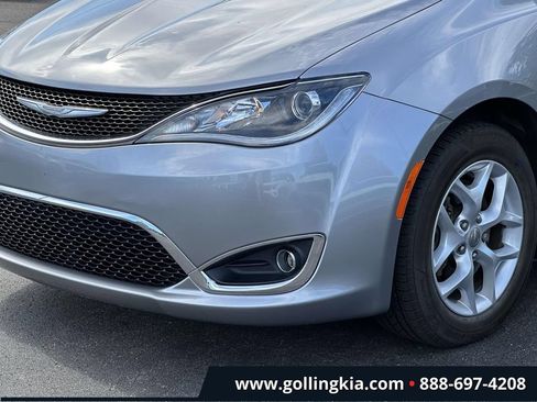 Used 2017 Chrysler Pacifica Touring-L w/ Tire & Wheel Group FWD image 6