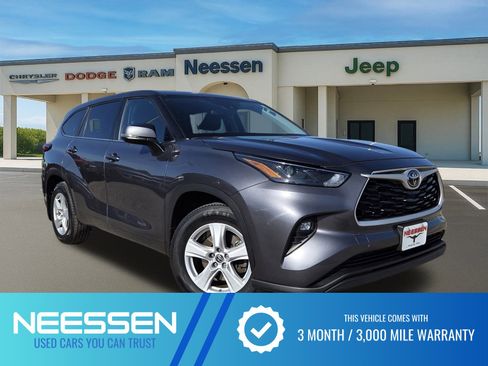Used 2023 Toyota Highlander LE image 1
