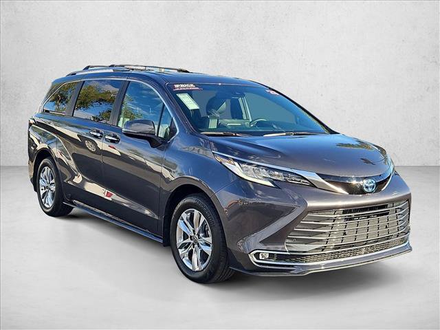 Used 2025 Toyota Sienna Limited FWD image 3