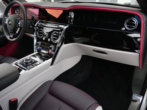 New 2025 Rolls-Royce Cullinan image 18