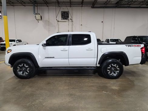 Used 2018 Toyota Tacoma TRD Off-Road AWD/4WD image 7