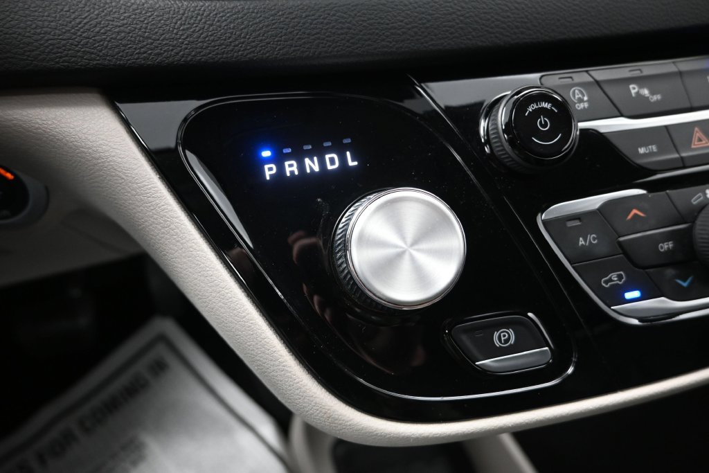 Used 2023 Chrysler Pacifica Touring-L FWD image 22