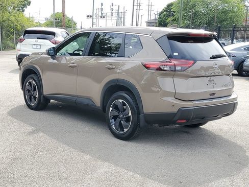 Used 2024 Nissan Rogue SV AWD/4WD image 3