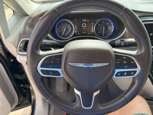 Used 2018 Chrysler Pacifica Touring-L w/ Advanced Safetytec Group image 21