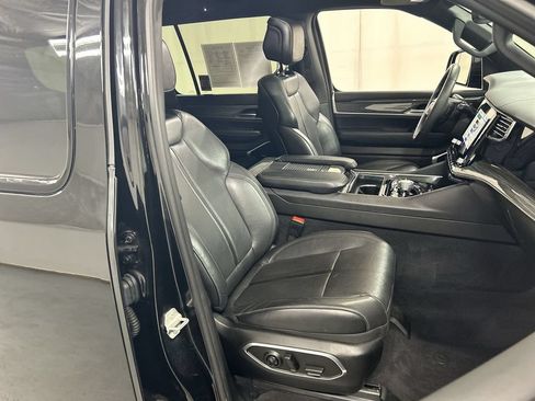 Used 2022 Jeep Wagoneer Series III w/ Premium Group I AWD/4WD image 25