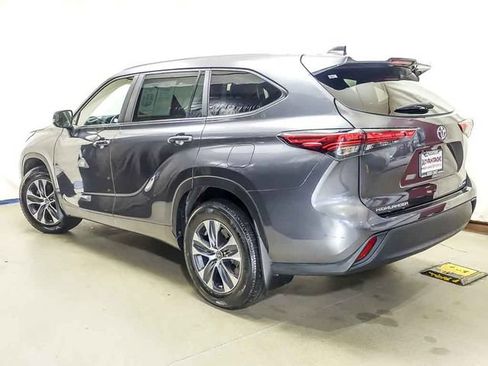 Used 2023 Toyota Highlander XLE AWD/4WD image 5