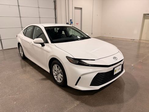 Used 2025 Toyota Camry LE image 3