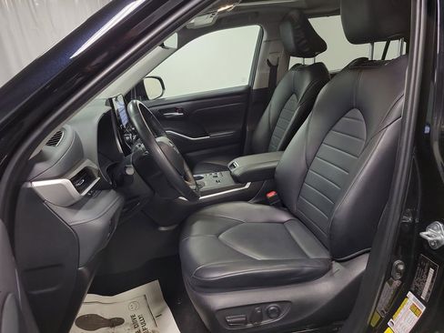 Used 2024 Toyota Highlander XLE image 13