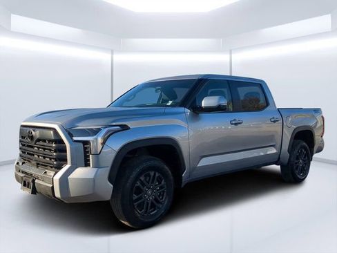 Used 2025 Toyota Tundra SR5 w/ SR5 Convenience Package AWD/4WD image 7