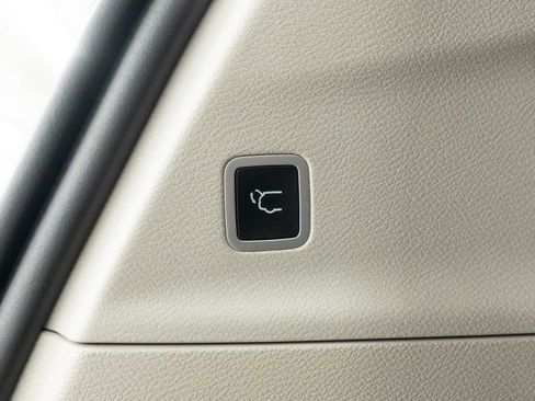 Used 2022 Chrysler Pacifica Limited w/ Uconnect Theater Family Group image 19