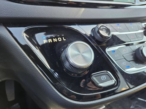 Used 2025 Chrysler Pacifica Select FWD image 18