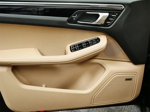 Used 2025 Porsche Macan image 11