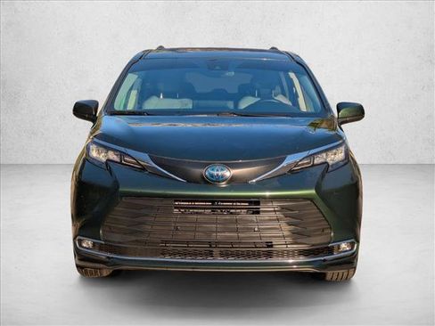 Used 2021 Toyota Sienna XLE image 2