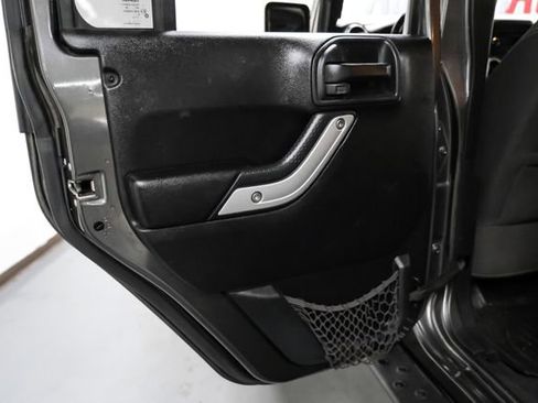 Used 2017 Jeep Wrangler Unlimited Sahara w/ Connectivity Group AWD/4WD image 36