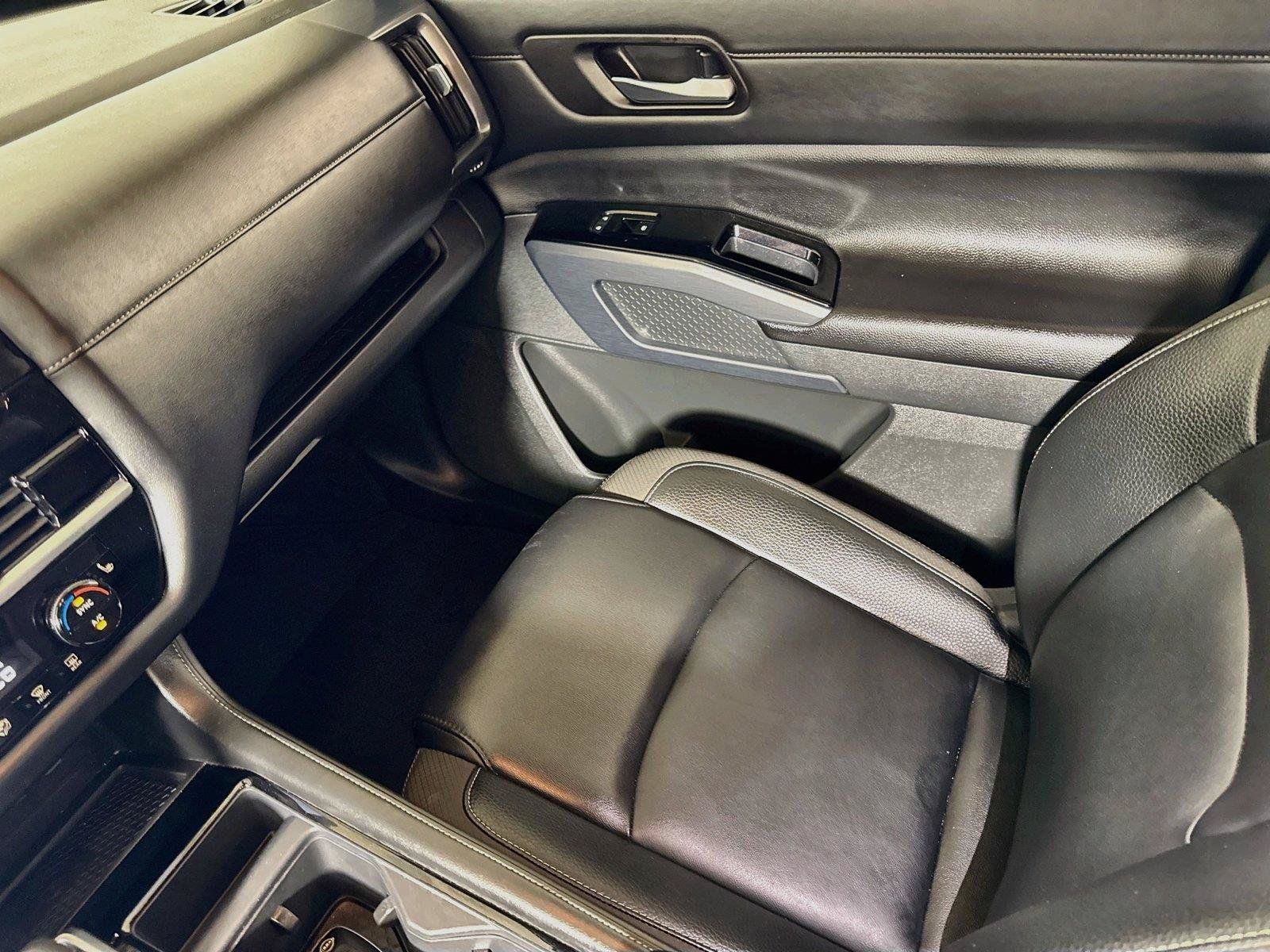 Used 2025 Nissan Pathfinder SL FWD image 21
