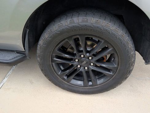 Used 2024 Ford Expedition XLT image 10