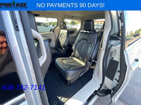 Used 2023 Chrysler Pacifica Touring-L FWD image 9