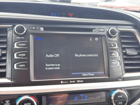 Used 2019 Toyota Highlander Plus AWD/4WD image 18