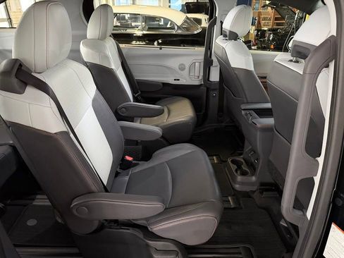 Used 2023 Toyota Sienna XSE AWD/4WD image 19