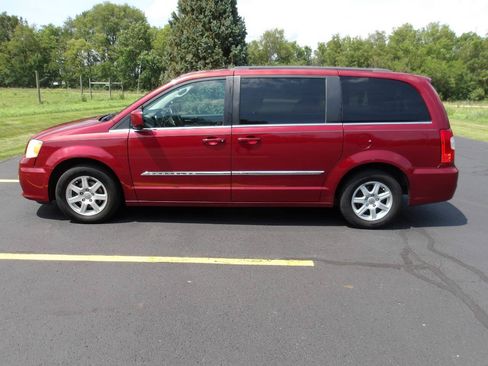 Used 2011 Chrysler Town & Country Touring FWD image 2